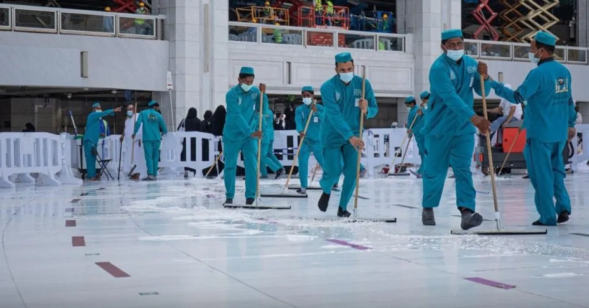 4000 عامل يقومون بعملية التنظيف. المصدر (واس)