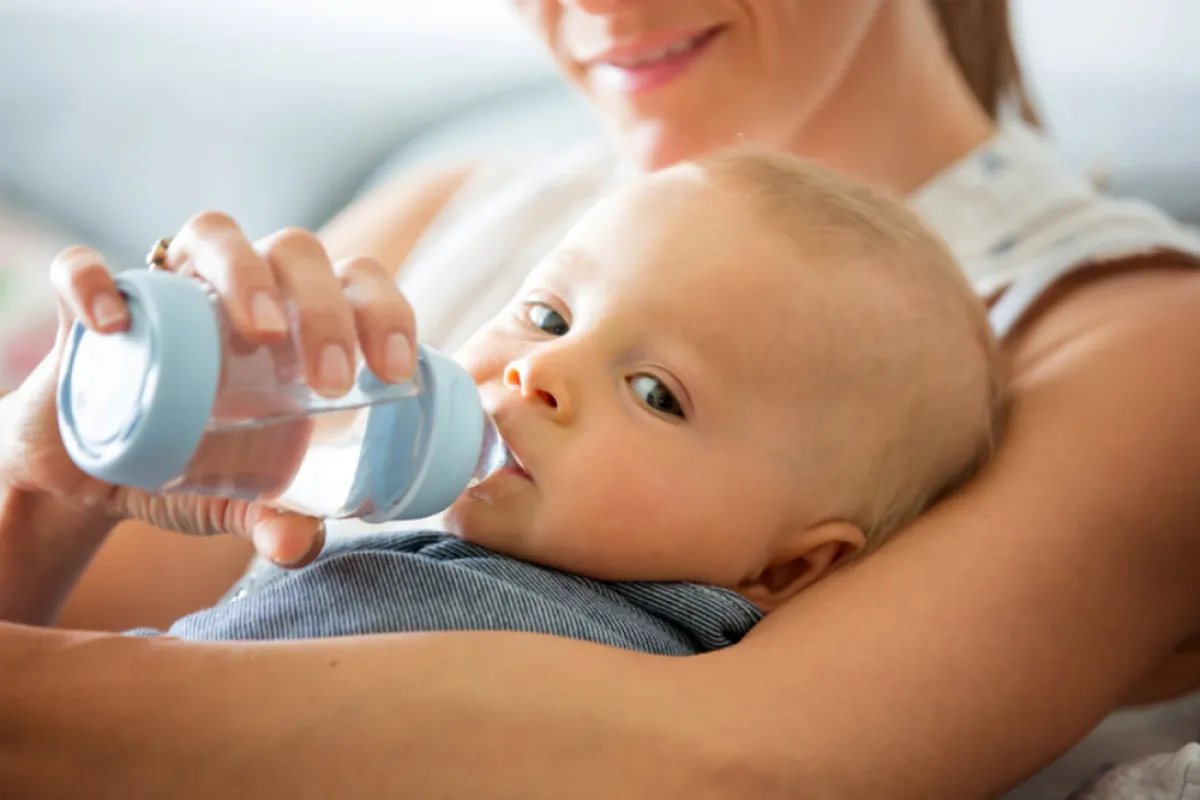 هل يحصل طفلك على كفايته من الماء؟