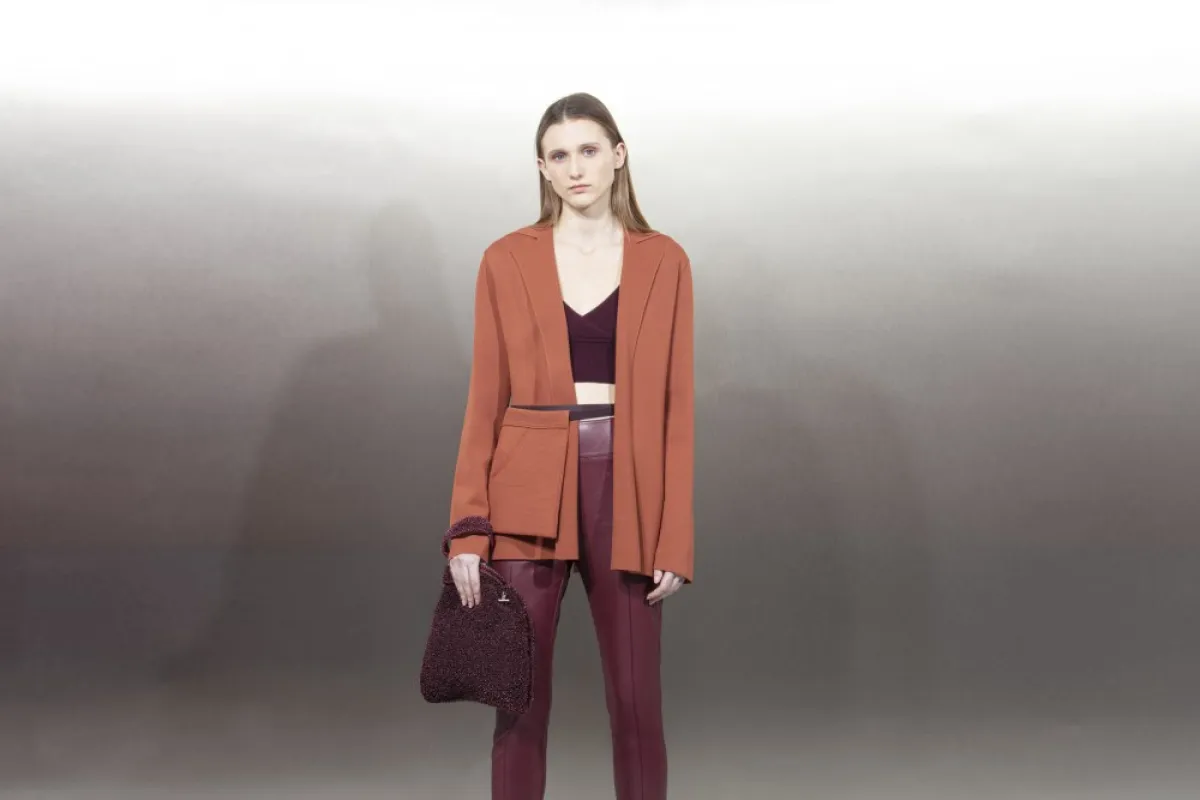 موديلات بناطيل جلد ملونة