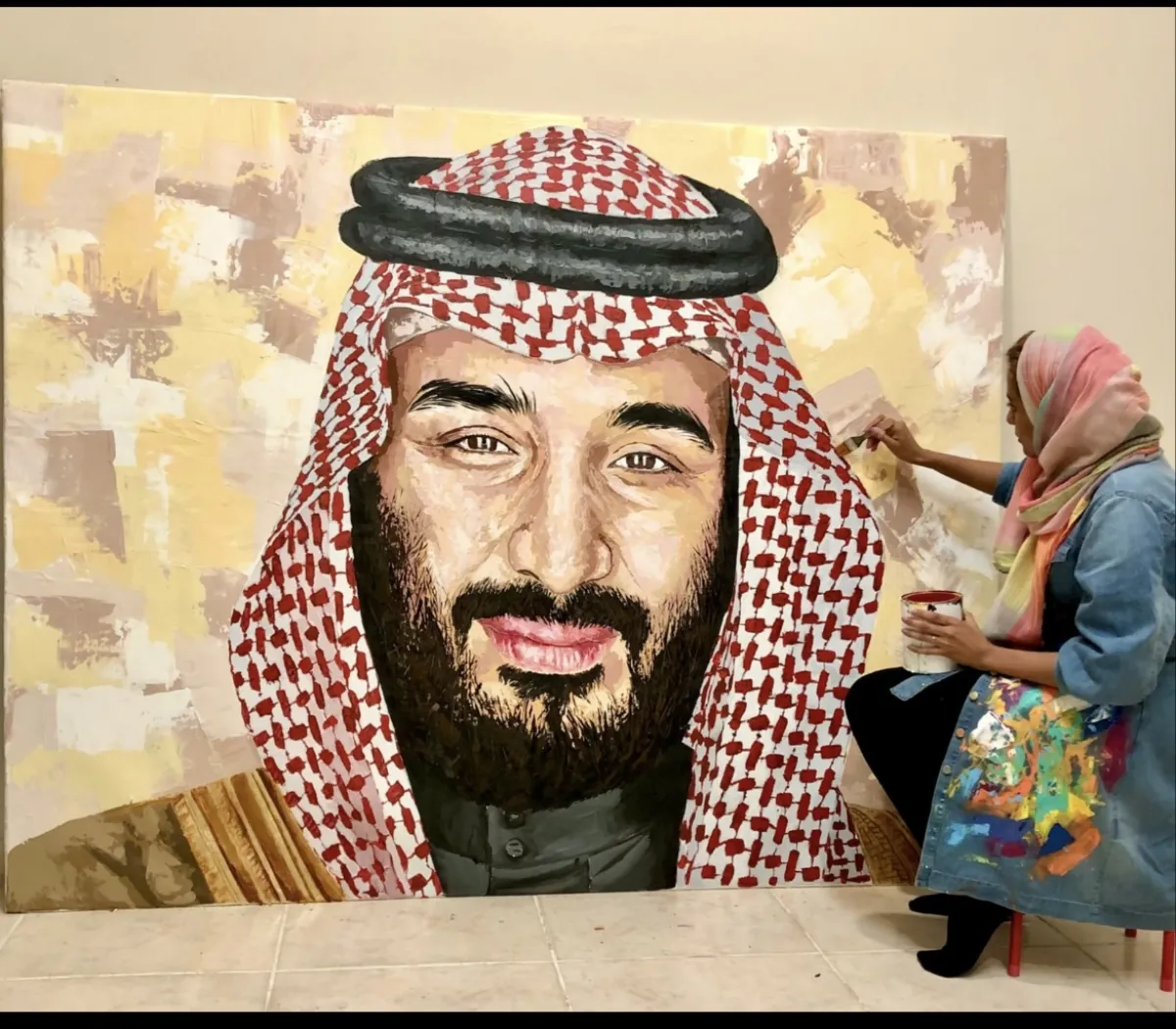 الفنانة ماريا خلال رسمها على متن كروز السعودية
