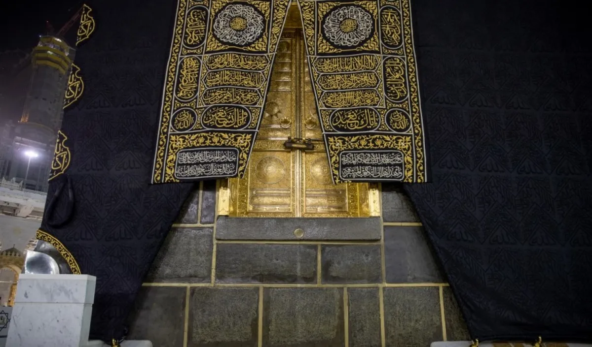 الصيانة الدورية لتلميع باب الكعبة المشرفة وإطار الحجر الأسود بأساليب متطورة حديثة 