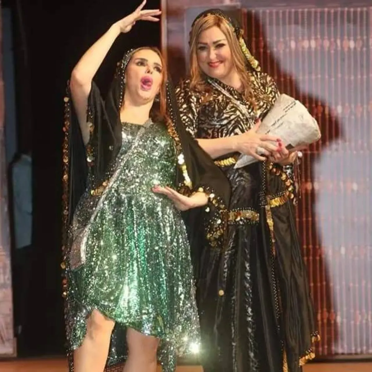 دنيا عبد العزيز ونهال عنبر في مشهد من مسرحية زقاق المدق - الصورة من حساب نهال عنبر على انستغرام