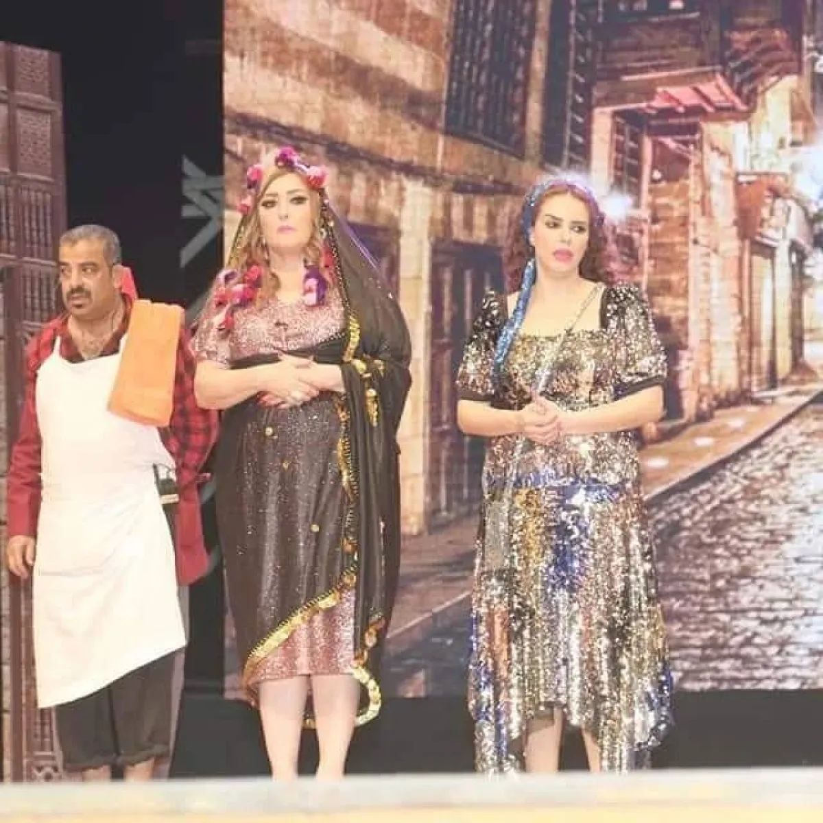 دنيا عبد العزيز ونهال عنبر في مشهد من مسرحية زقاق المدق - الصورة من حساب نهال عنبر على انستغرام