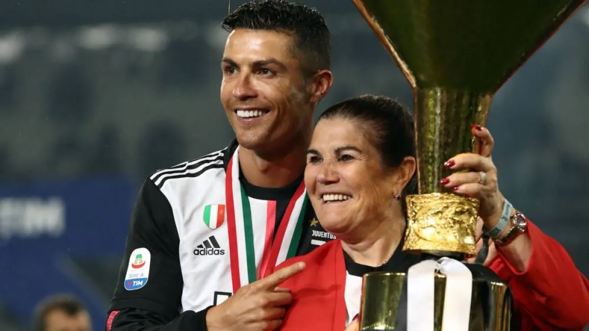 رونالدو مع والدته- الصورة من موقع News founded