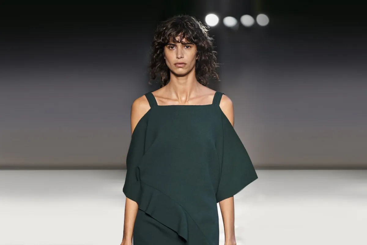 فستان أخضر من بوس  Boss لإطلالة اليوم الوطني السعودي 