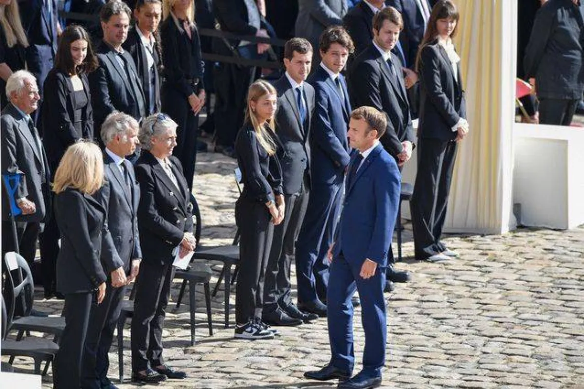 الرئيس ماكرون يحيي أفراد أسرة الراحل ويعزيهم  الصورة david nivere ABACA