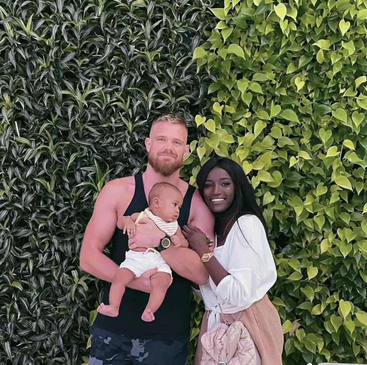 عبير سندر وعائلتها الصورة من حسابها في الانستجرام