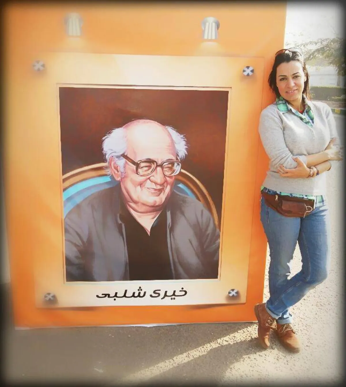 الراحلة إيمان خيري مع صورة والدها الراحل الكاتب الكبير خيري شلبي من فيسبوك إيمان خيري