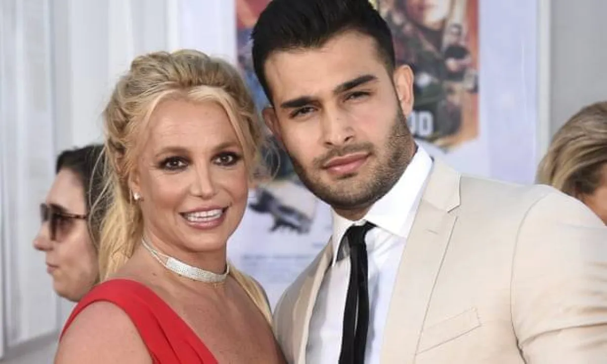 بريتني سبيرز وسام أصغري- الصورة من موقع The Guardian