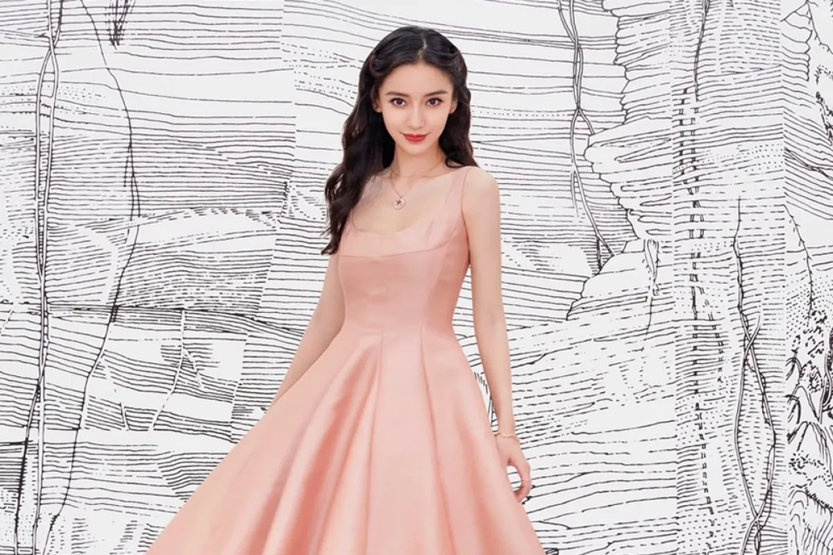 لعروس المستقبل.. موديلات فساتين فرنسية للخطوبة 2021