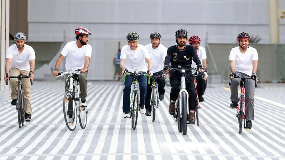 الشيخ محمد بن راشد أثناء تجوله بالمعرض