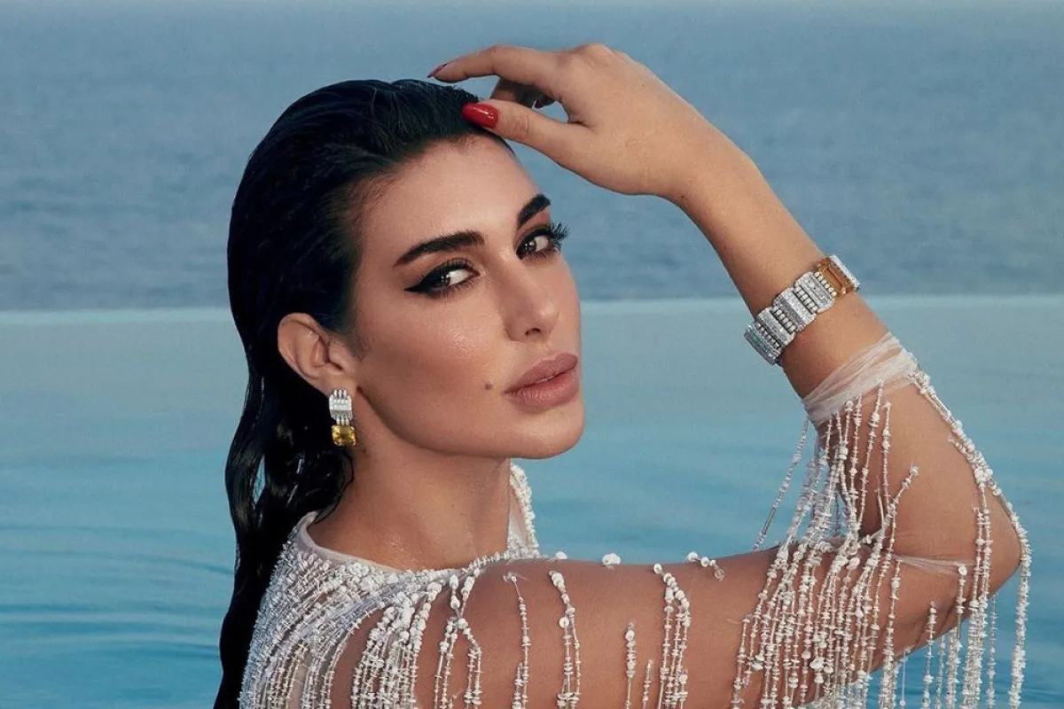 ياسمين صبري بأقراط من الألماس الأصفر من كارتيير