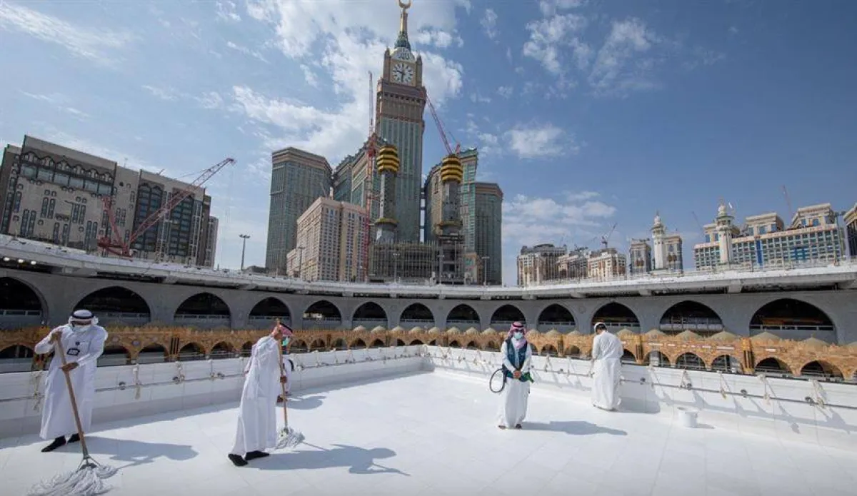  أعمال تطهير سطح الكعبة المشرفة