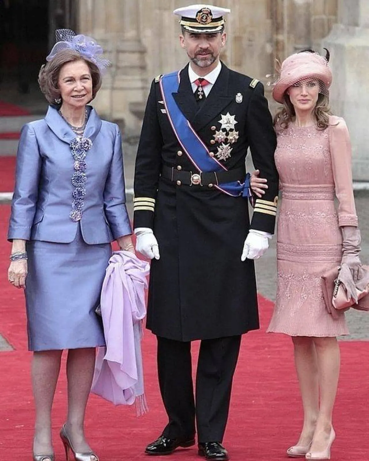 الملكة ليتيزيا والملك فيليب ووالدته الملكة صوفيا