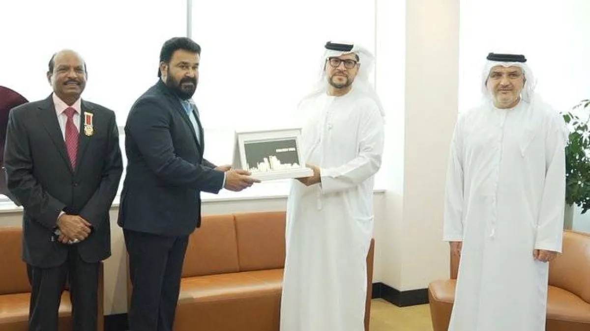 موهانلال يتسلم الإقامة الذهبية- الصورة من حسابه على تويتر