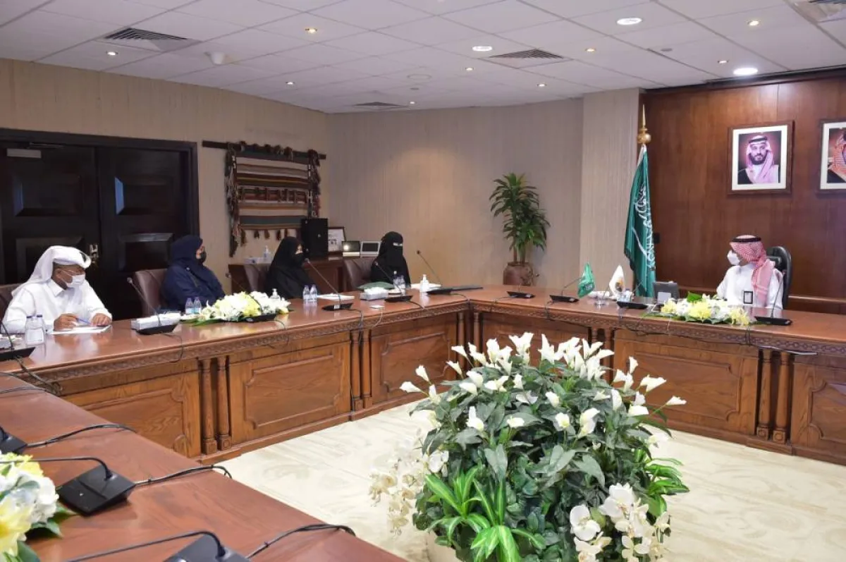 خلال عقد الاجتماع