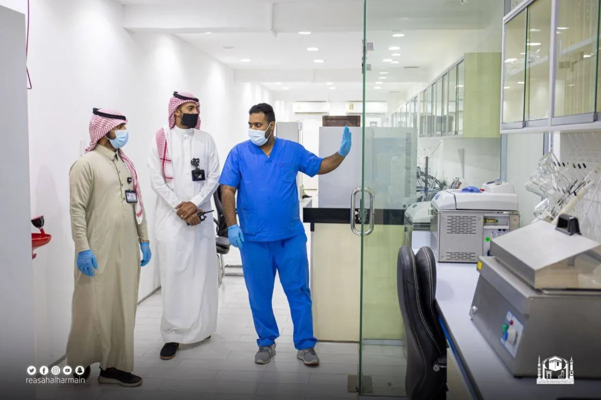 سحب (70) عينة يوميًا للتأكد من سلامة مياه زمزم في الحافظات داخل المسجد الحرام 