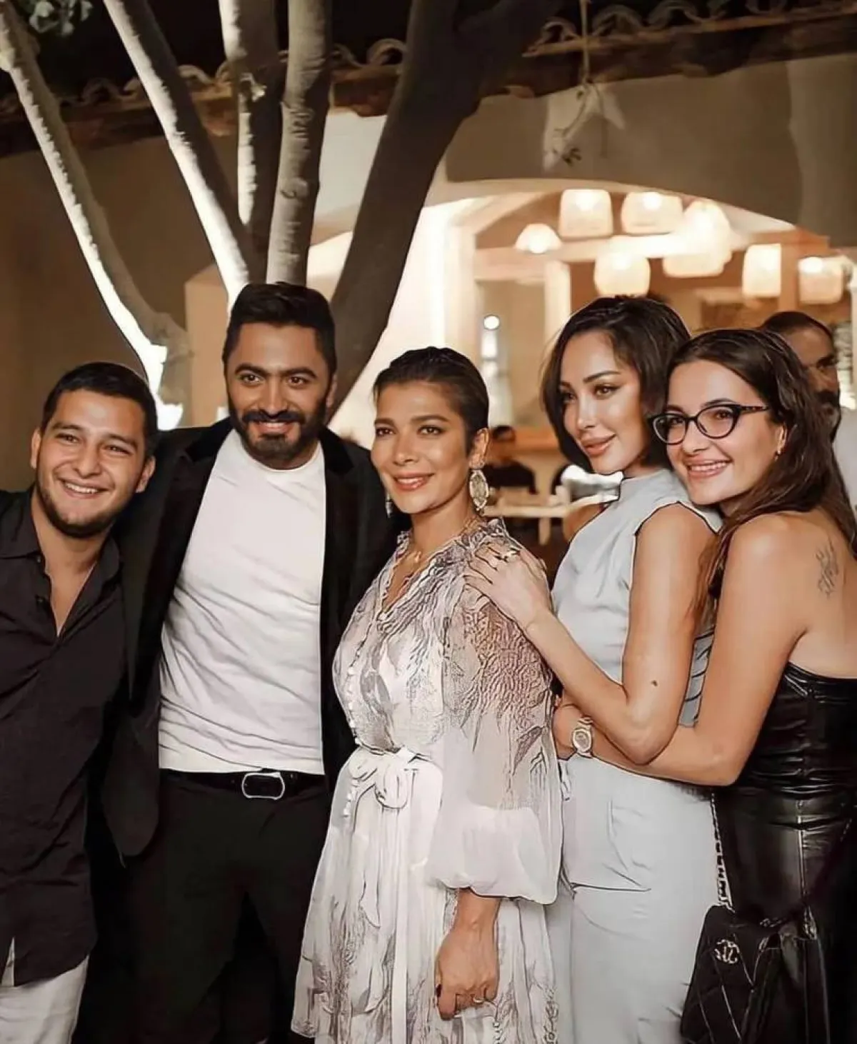 تامر وبسمة برفقة عائلة أصالة - الصورة من حساب بسمة بوسيل على إنستقرام