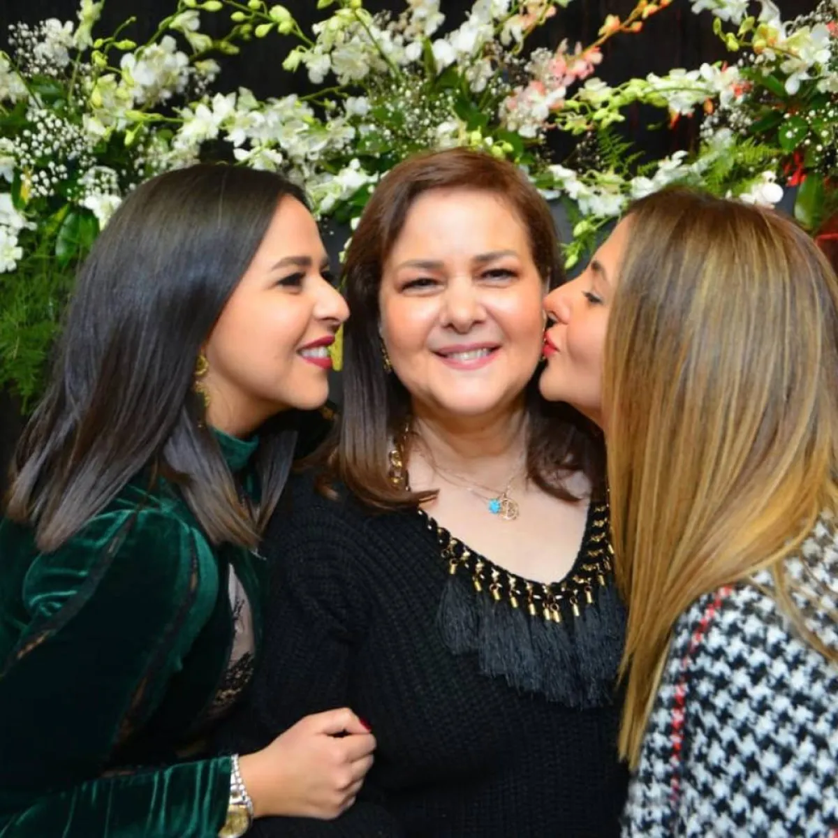 دنيا وإيمي سمير غانم برفقة الراحلة دلال عبد العزيز - الصورة من حساب دنيا سمير غانم على إنستقرام