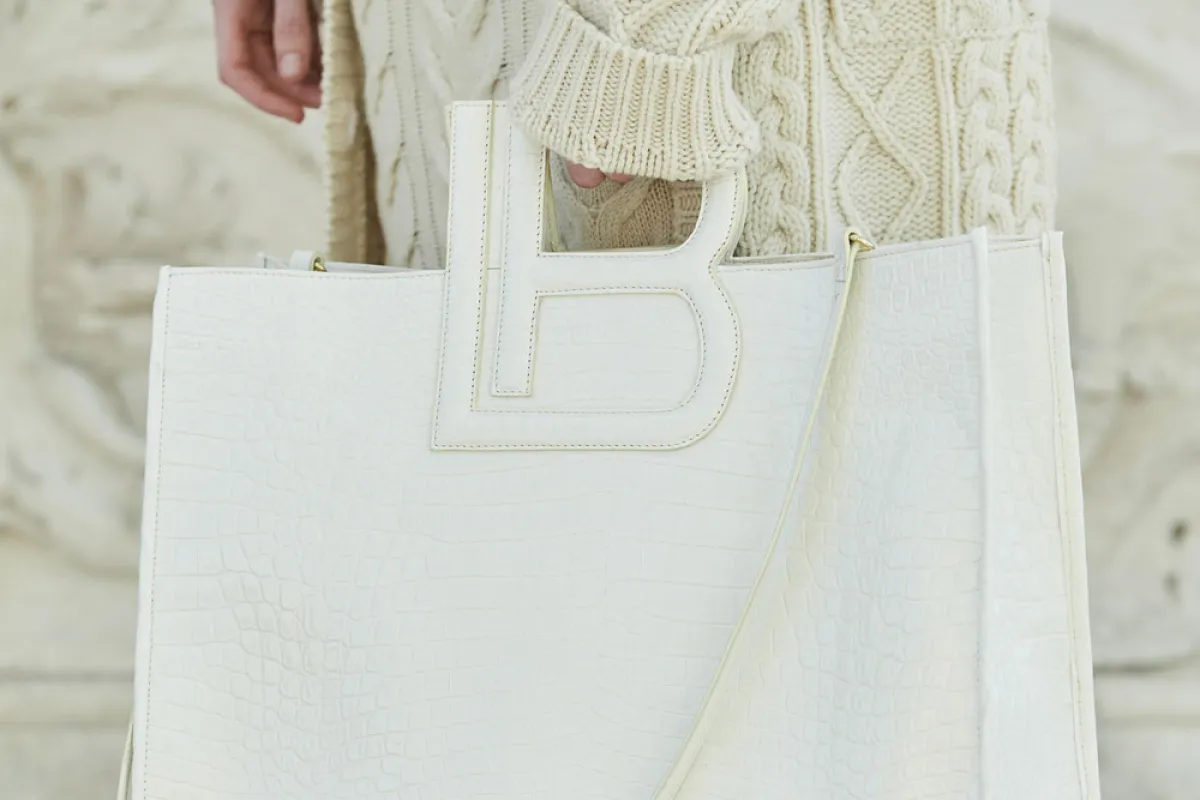 إكسسوارات باللون الأبيض