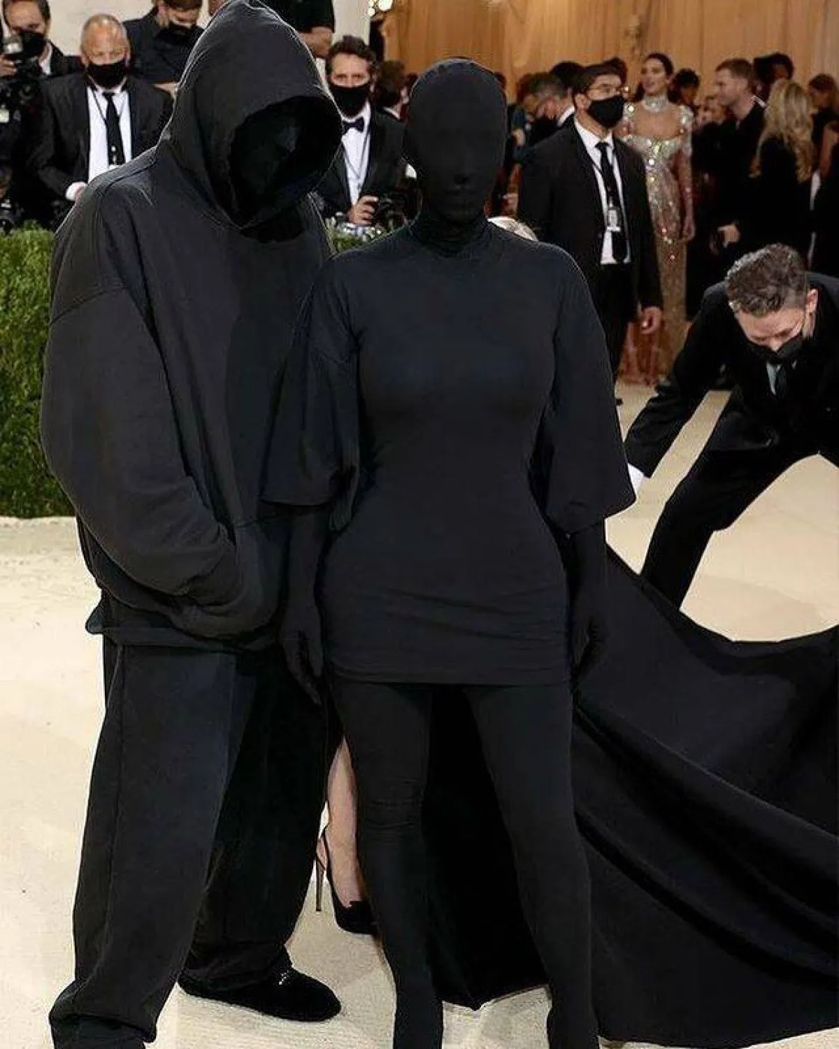 كيم كارديشيان والمدير الإبداعي دار Balenciga- الصورة من حساب Met Museum على إنستغرام