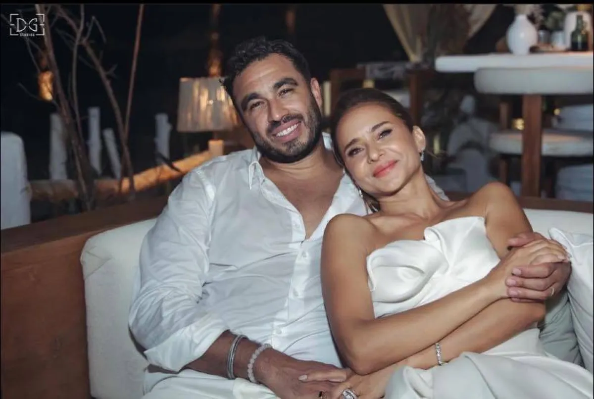 نيللي كريم  وزوجها - الصورة من حسابها على فيسبوك