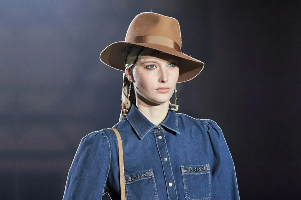  قبعة من اليزابيتا فرانشي  Elisabetta Franchi تناسب مختلف إطلالاتك