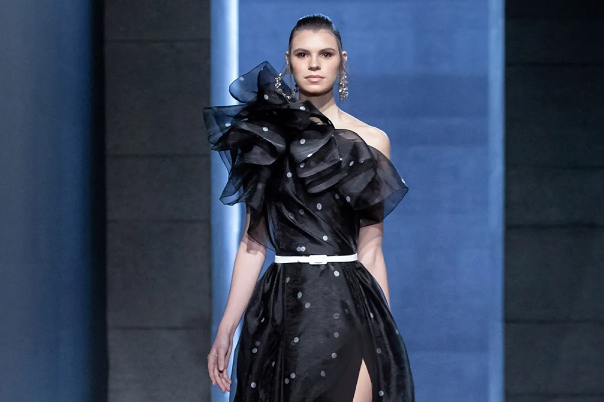 صيحة الأزياء المنقّطة تزيّن إطلالاتك في موسم خريف وشتاء 2021-2022