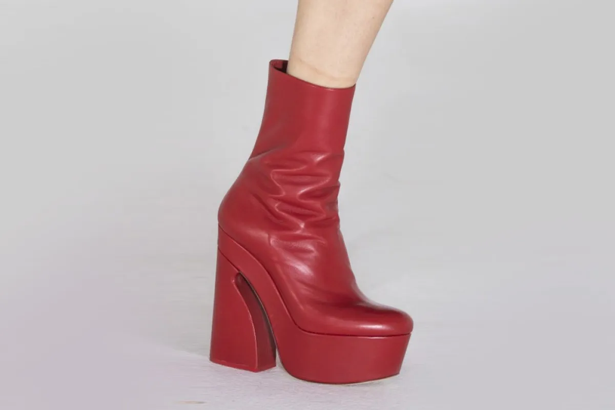 جزمة باللون الأحمر من جيامباتيستا فالي Giambattista Valli