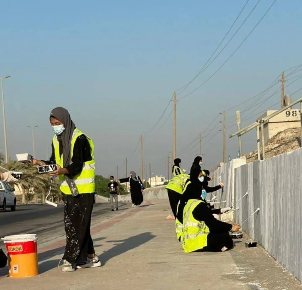 مجموعة المتطوعات المشاركات في رسم الجدارية