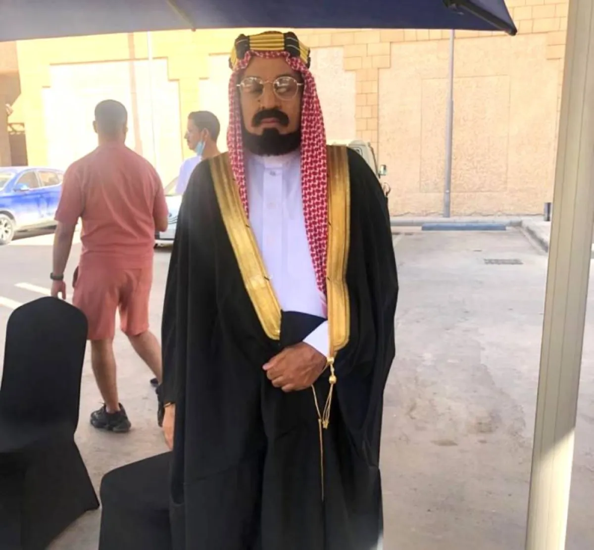 طاهر بخش بشخصية الملك الراحل عبد العزيز- الصورة من حساب الفنان في تويتر