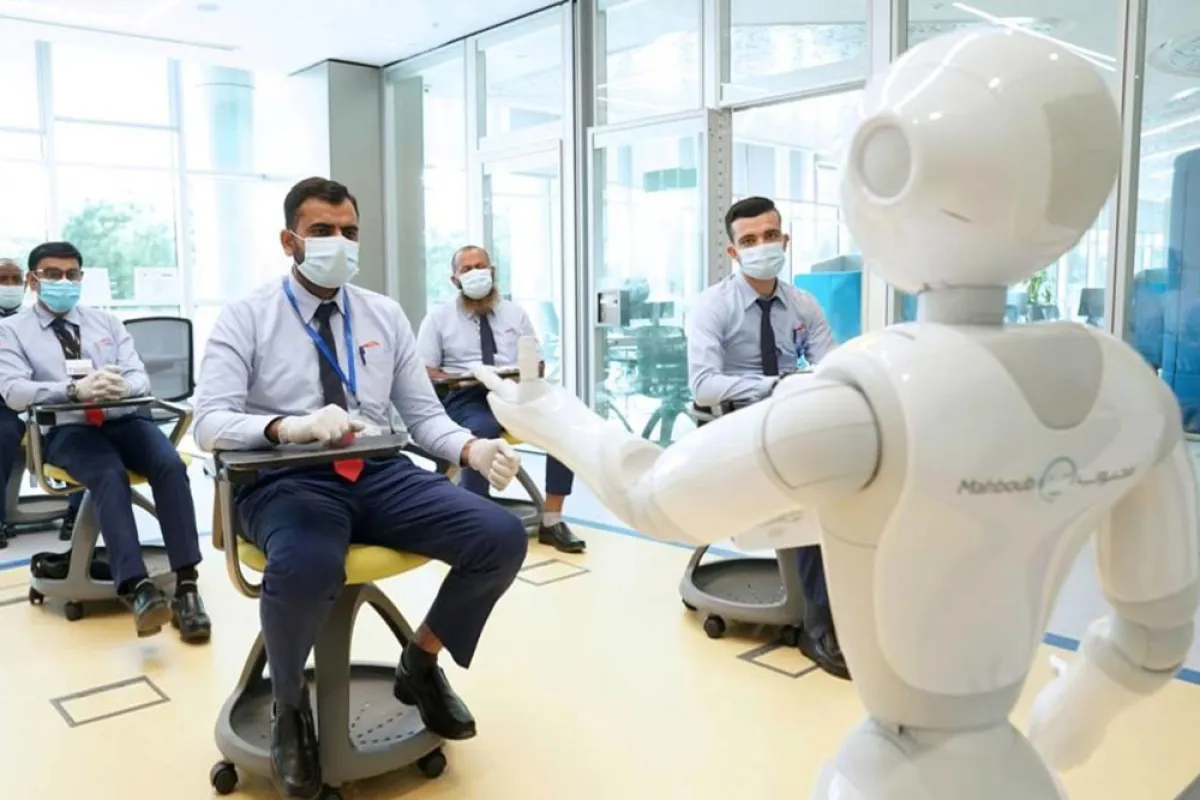 روبوت يدرب السائقين في دبي