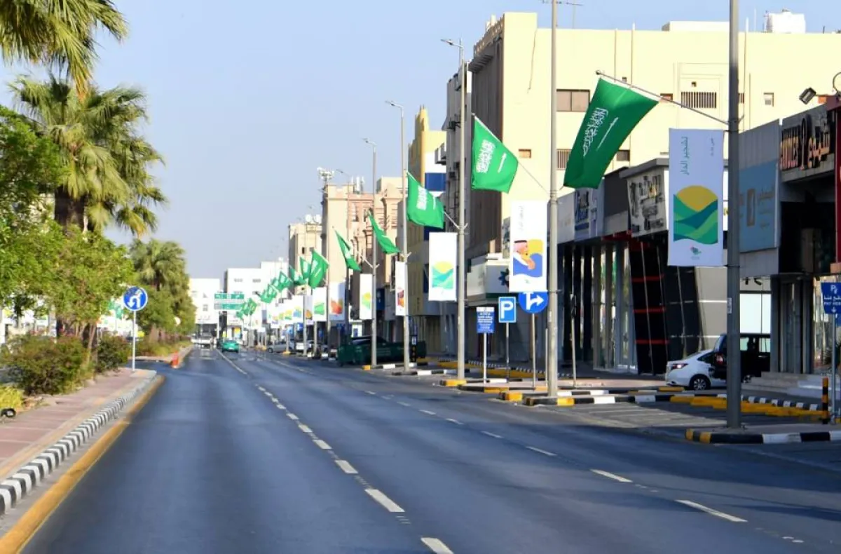 أحد الشوارع الرئيسة التي تزينت بأعلام المملكة في مدينة الدمام