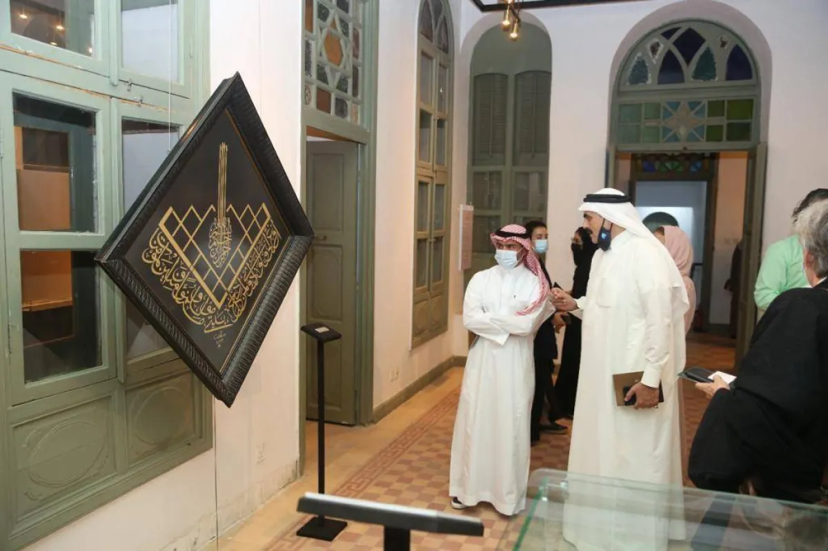 معرض باجنيد بجدة التاريخية يجمع جماليات الخط العربي بـ20 لوحة فنية