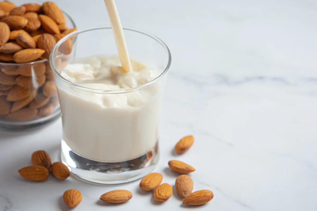 كوب من حليب اللوز أثناء الحمل يحميك من هذه الأمراض 