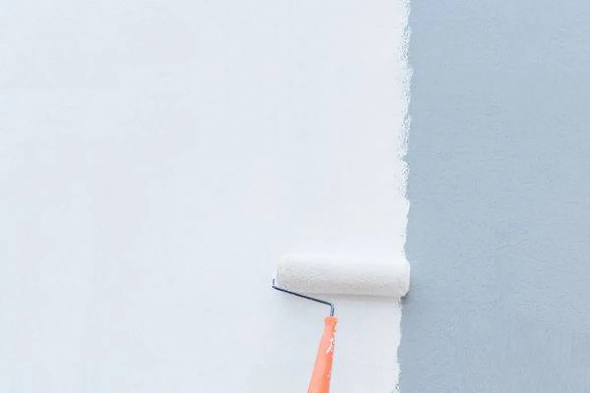 طلاء أبيض اللون