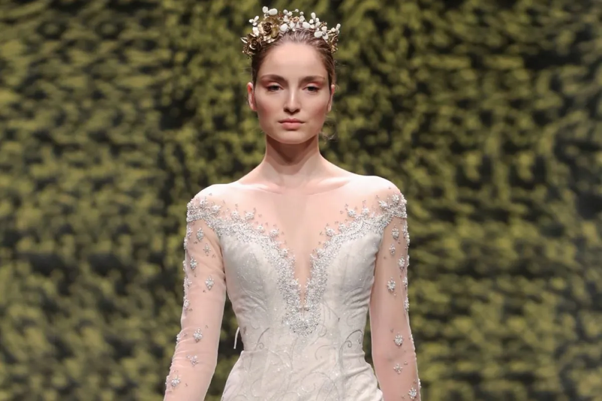 للعروس المتألقة.. إليكِ فساتين زفاف فضية موضة 2022