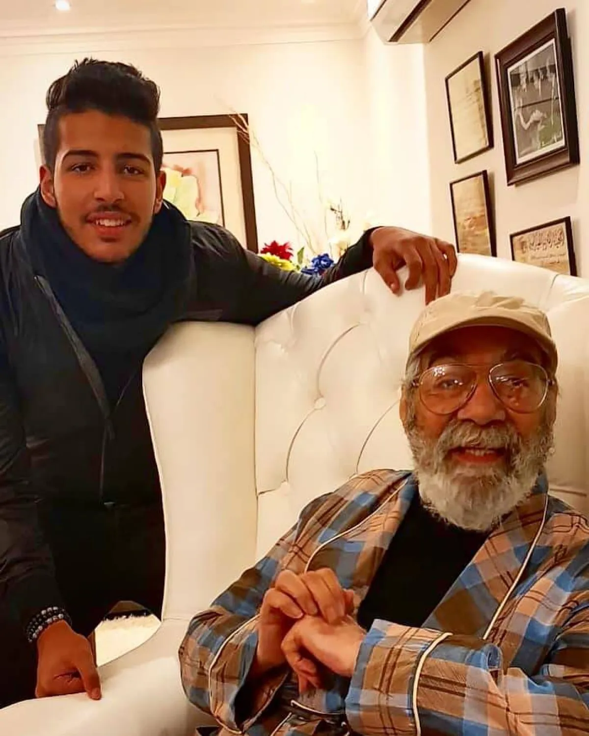 محمود بصحبة جده الراحل محمود ياسين - الصورة من حسابه الرسمي على فيسبوك