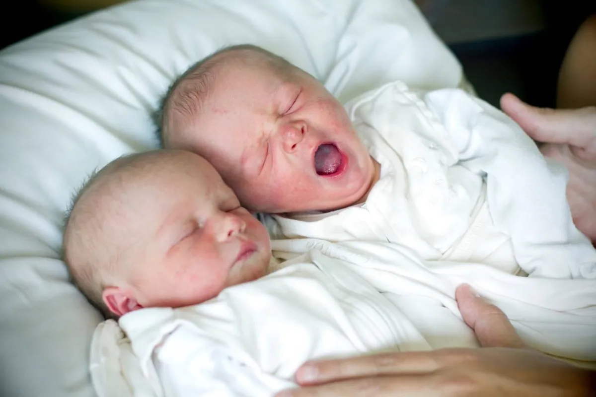 صورة لتوأم بنت وولد