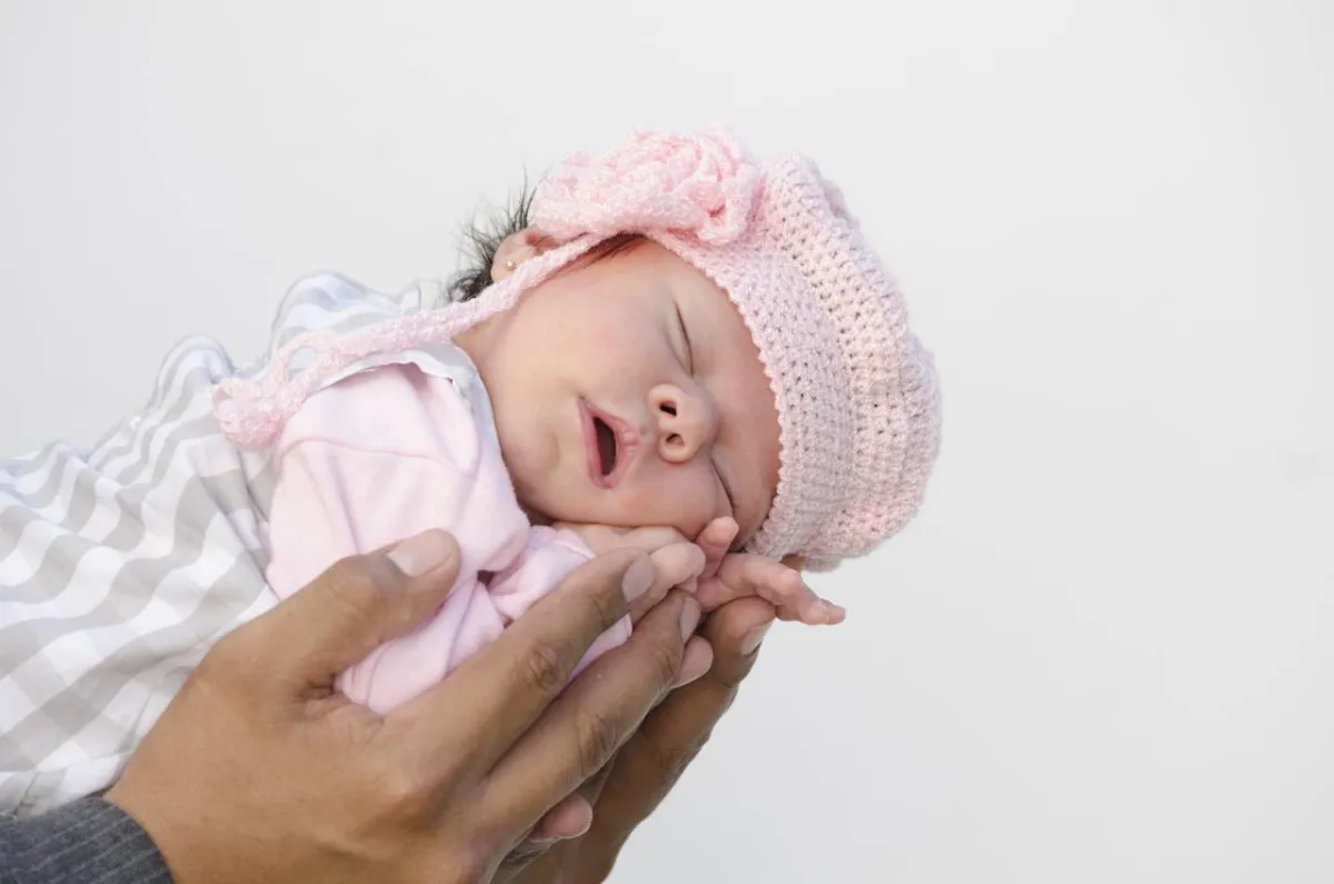 صورة لأب يحمل مولوده