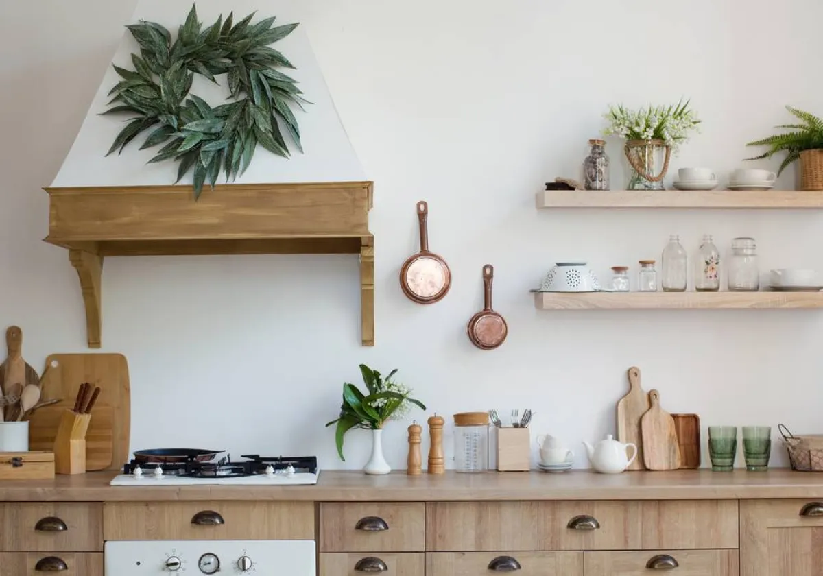رفوف في المطبخ المودرن