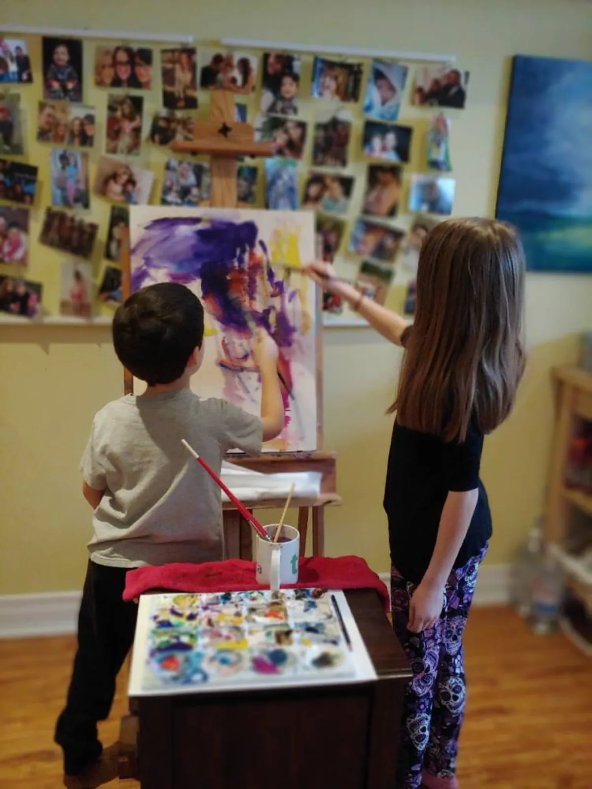 الاطفال يرسمون لوحة