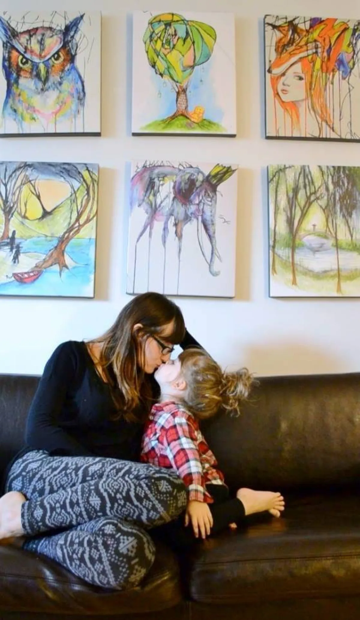 فنانة تداعب ابنتها بحنان