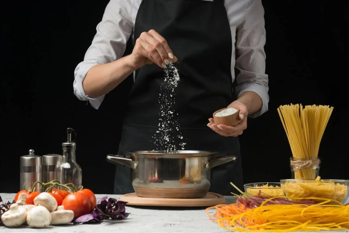 وضع الملح على الطعام