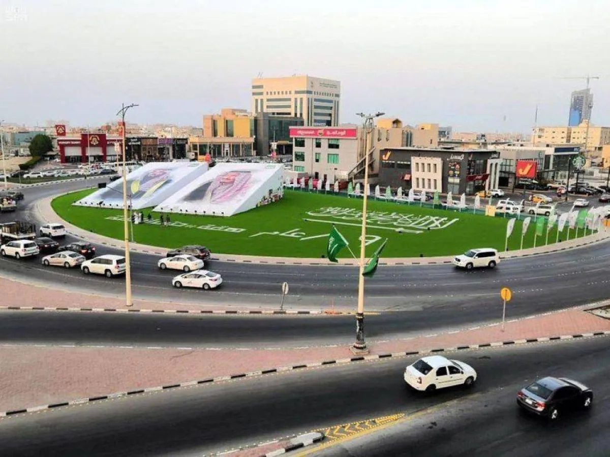 صورتين للملك سلمان والأمير محمد بن سلمان في الدمام