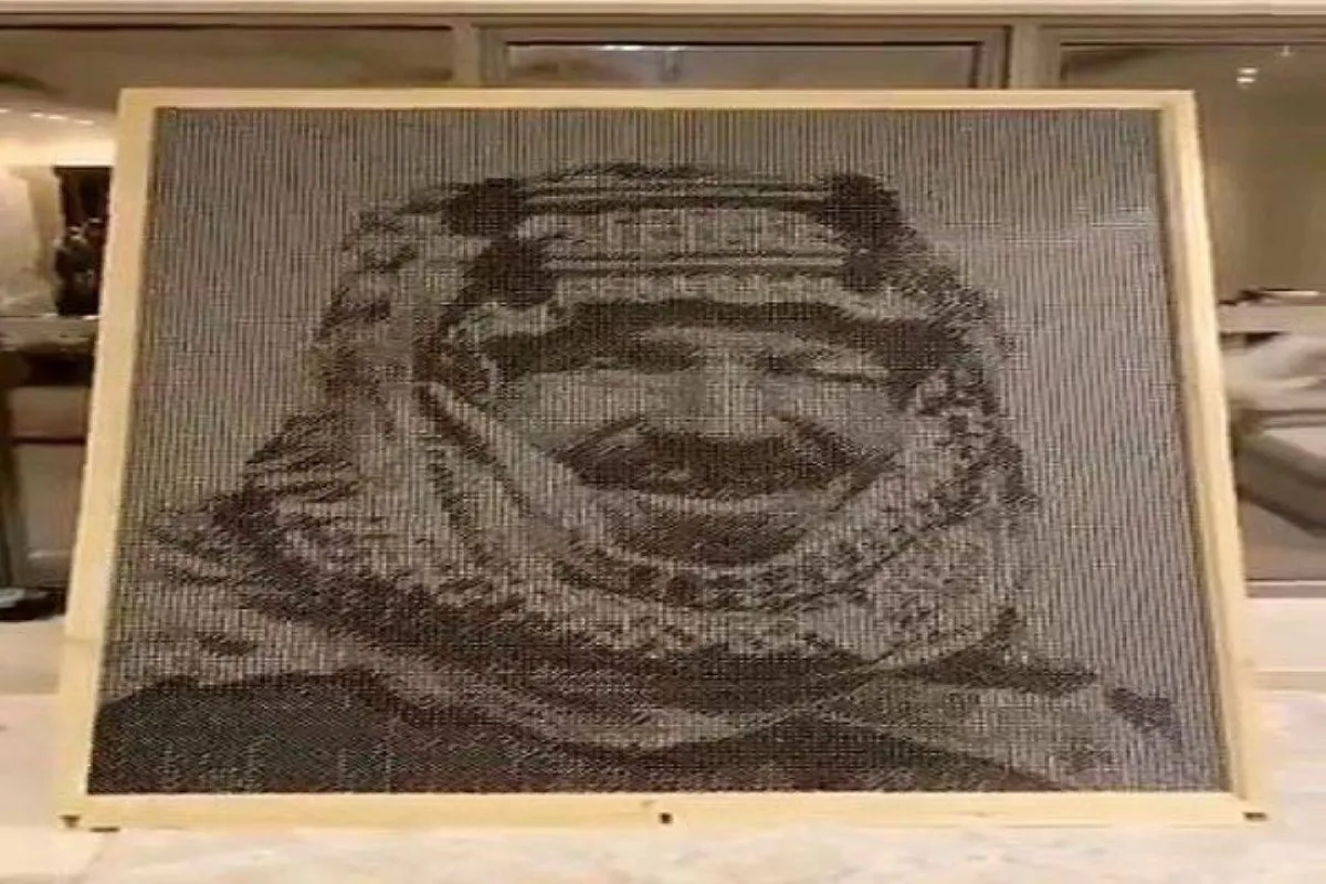 رسم صورة شهيرة للملك عبدالعزيز بأحجار النرد