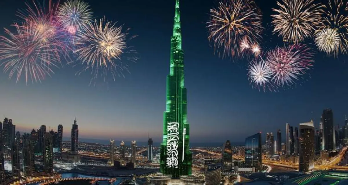 برج خليفة يتزين باللون الأخضر احتفاء باليوم الوطني السعودي