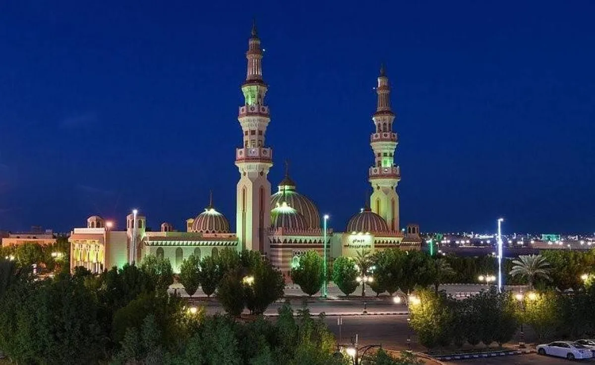 تم كذلك تزين المسطحات الخضراء والميادين في المنطقة