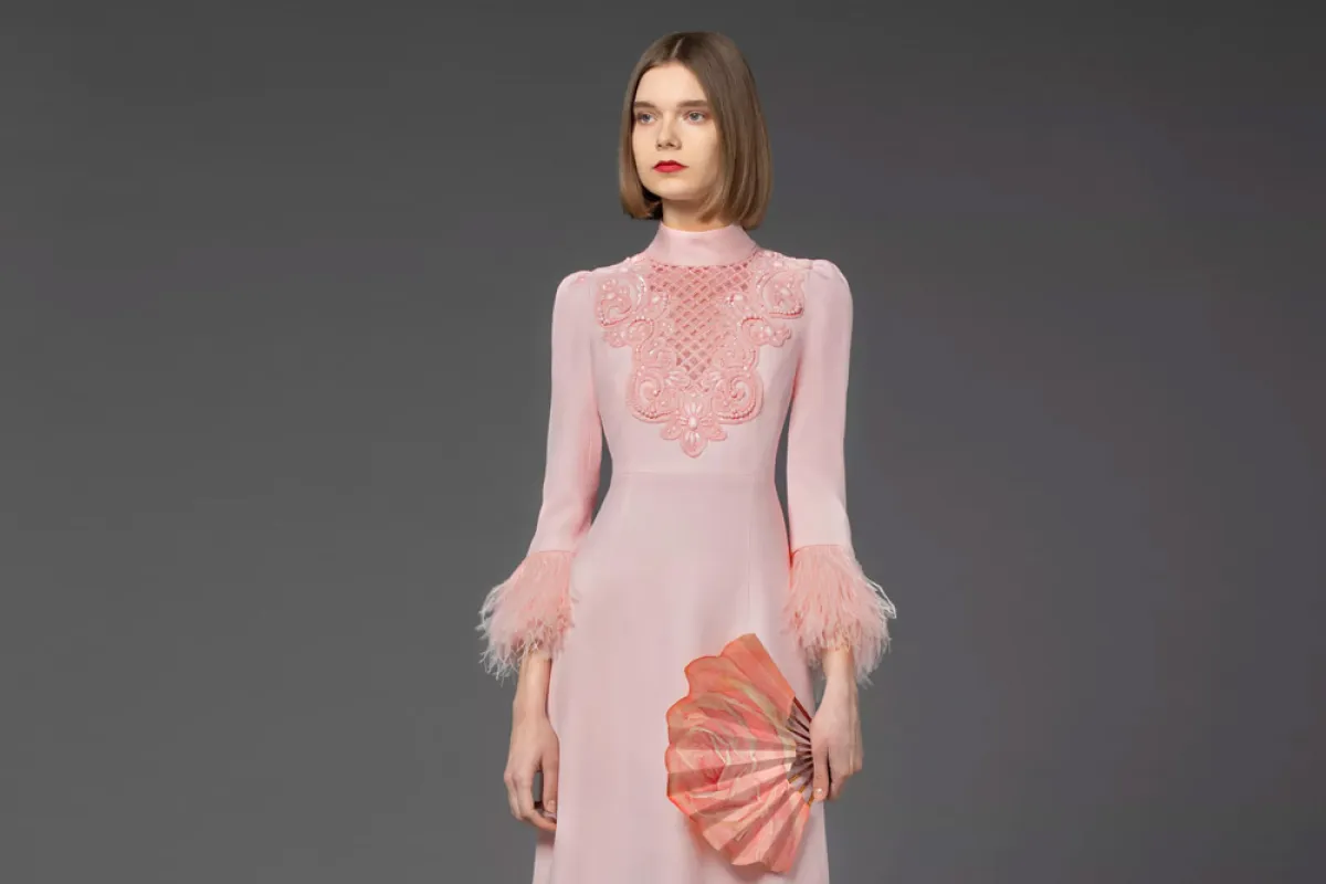 فساتين باللون الزهري موضة خريف 2021