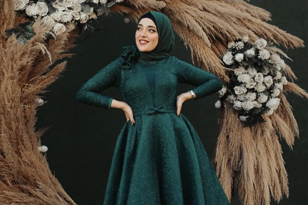 فستان أخضر بقماش لامع من إسراء عمرو -الصورة من حسابها على الانستغرام